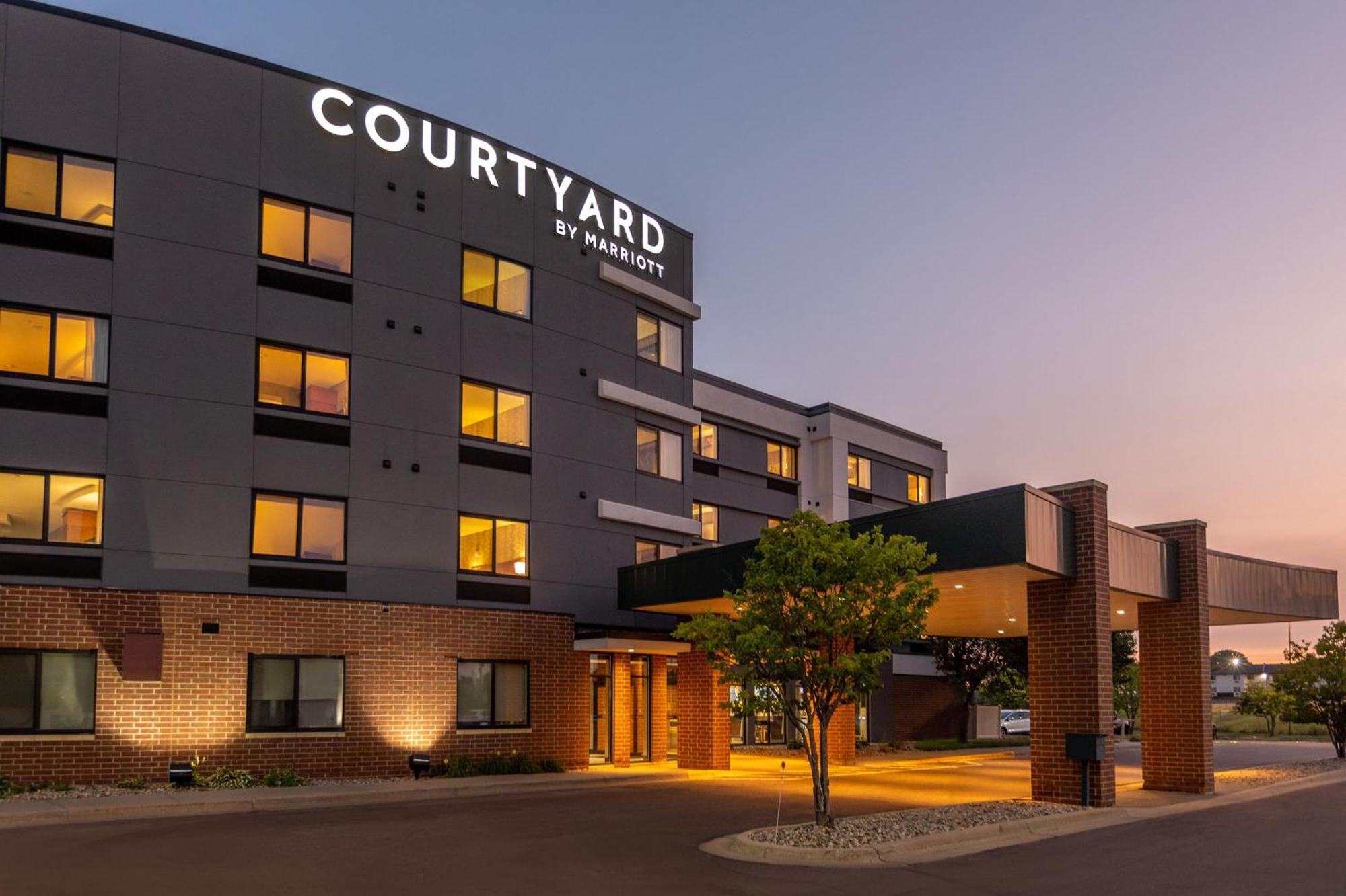 Courtyard By Marriott Су-Фолс Экстерьер фото